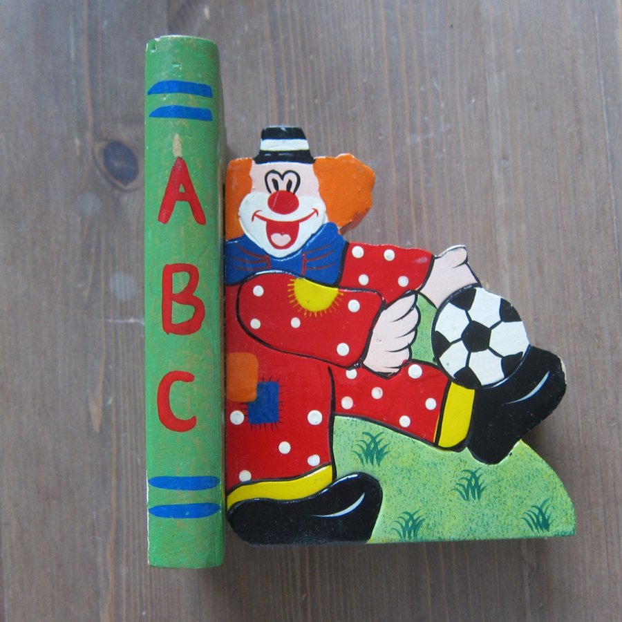 Bokstöd Clown med fotboll / Trä / Handmålat? / Höjd ca 15 cm / RETRO