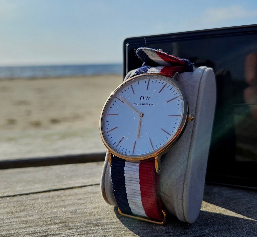 Daniel Wellington Klocka med Röd Vit och Blå Rem