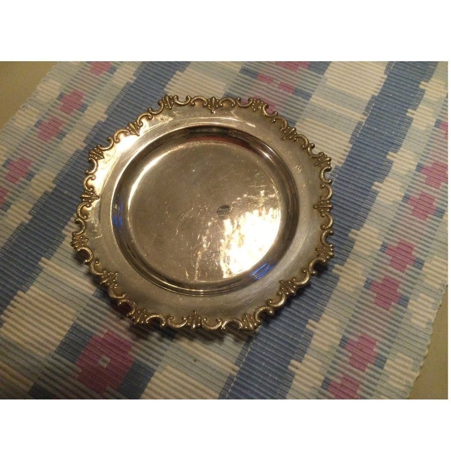 Litet vackert NYSILVERFAT ~ 18 cm i diameter.