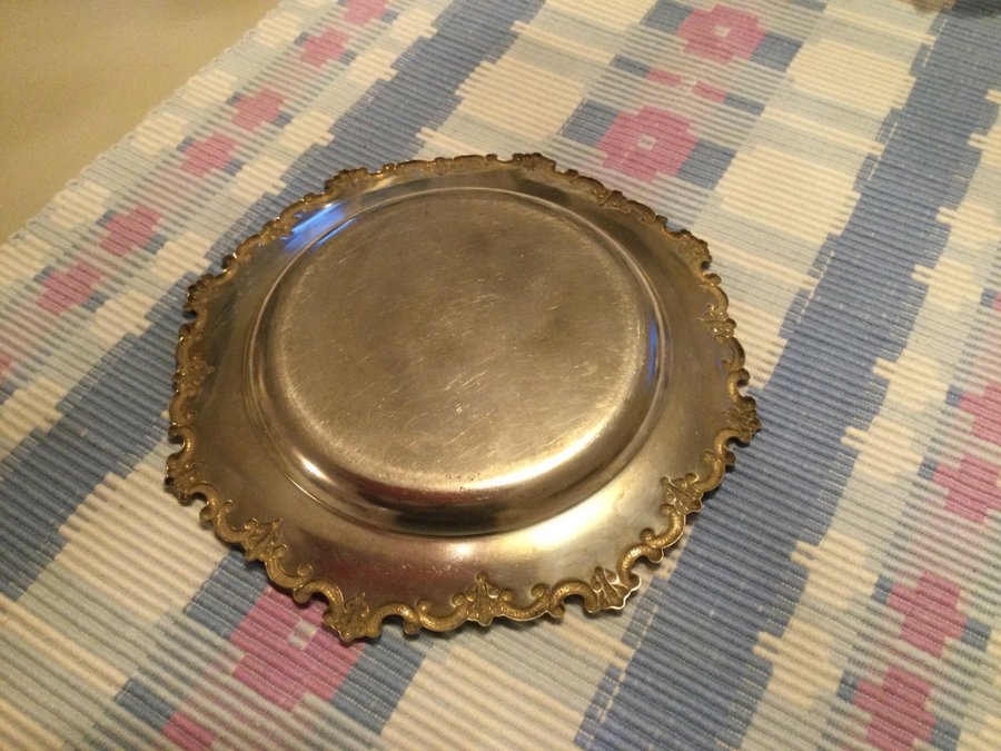 Litet vackert NYSILVERFAT ~ 18 cm i diameter.