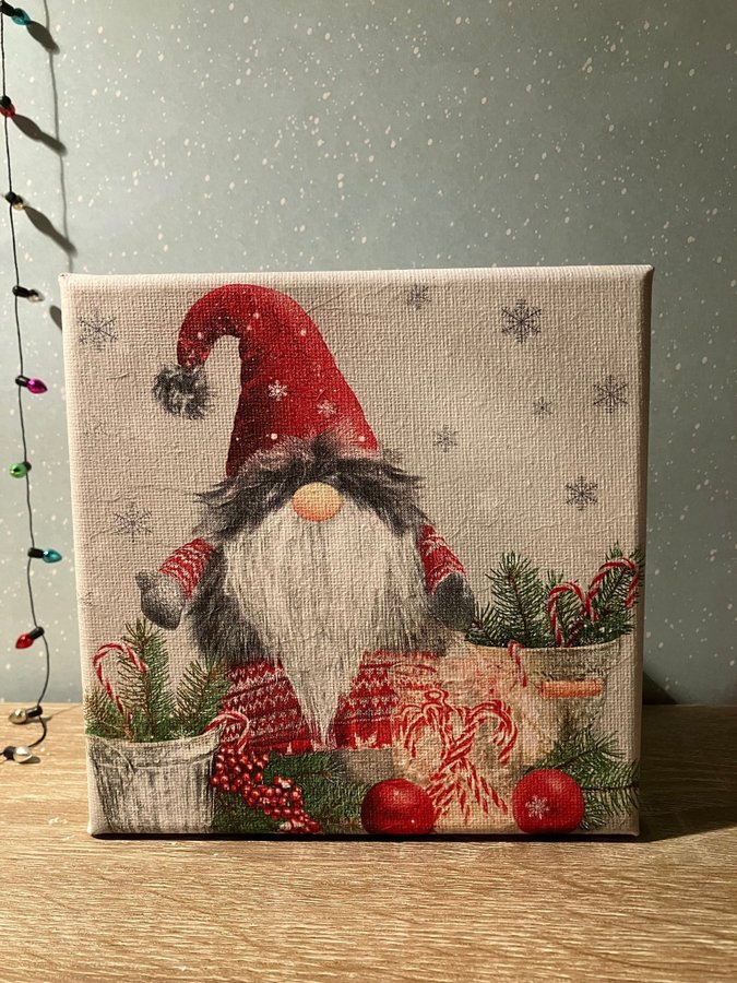 Tavla JUL. Liten tomte 15x15 cm