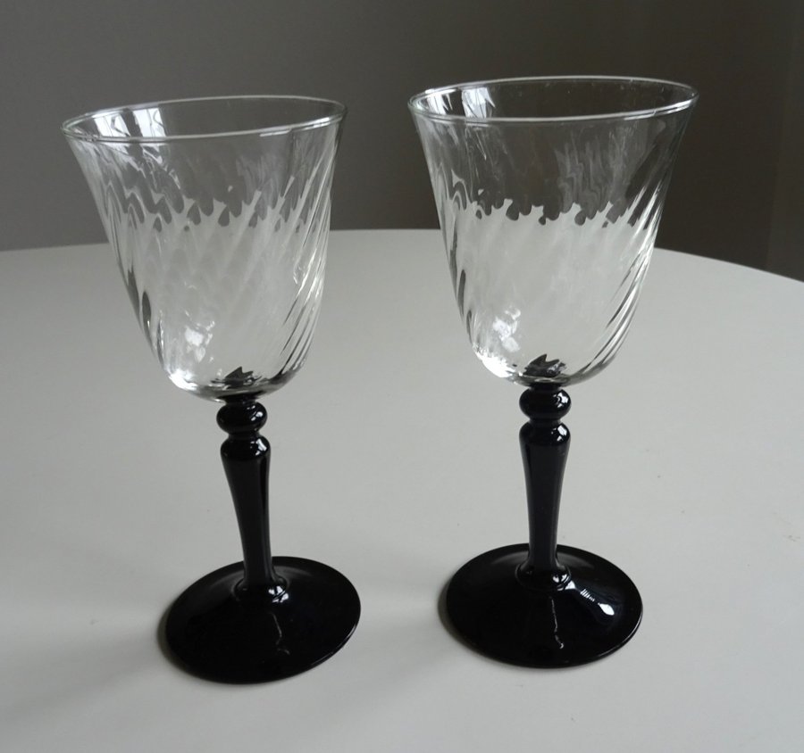 2 st rödvinsglas vinglas Black Onyx fot svart