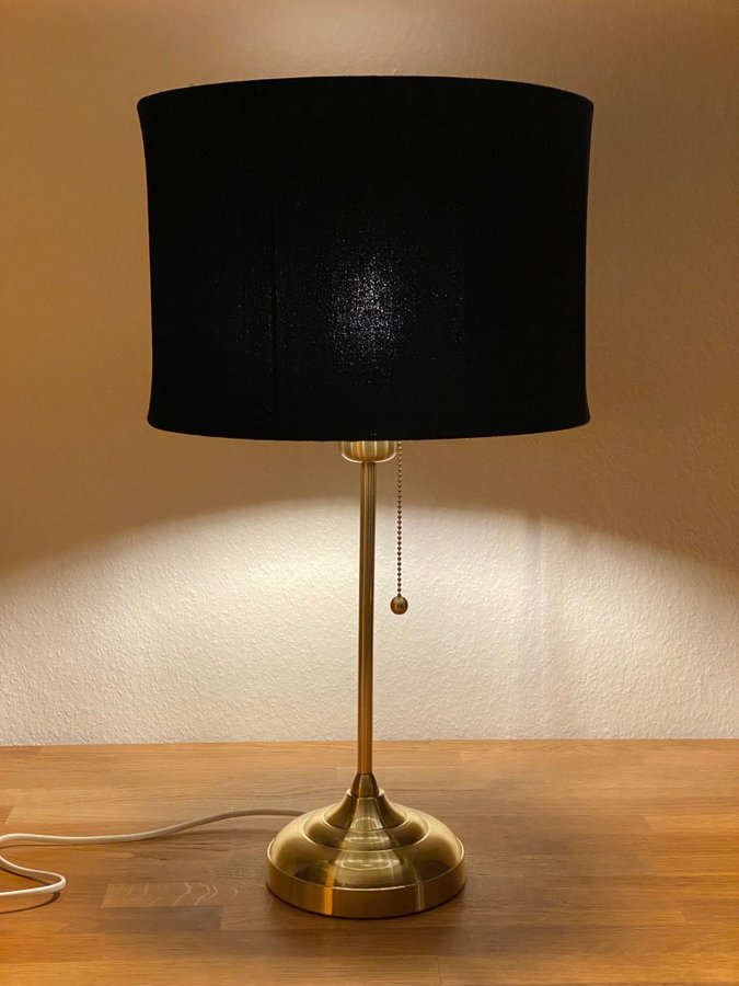 IKEA bordslampa med svart sammetsskärm