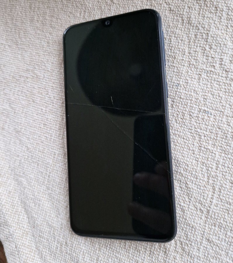 Samsung Galaxy A40 med trasig skärm