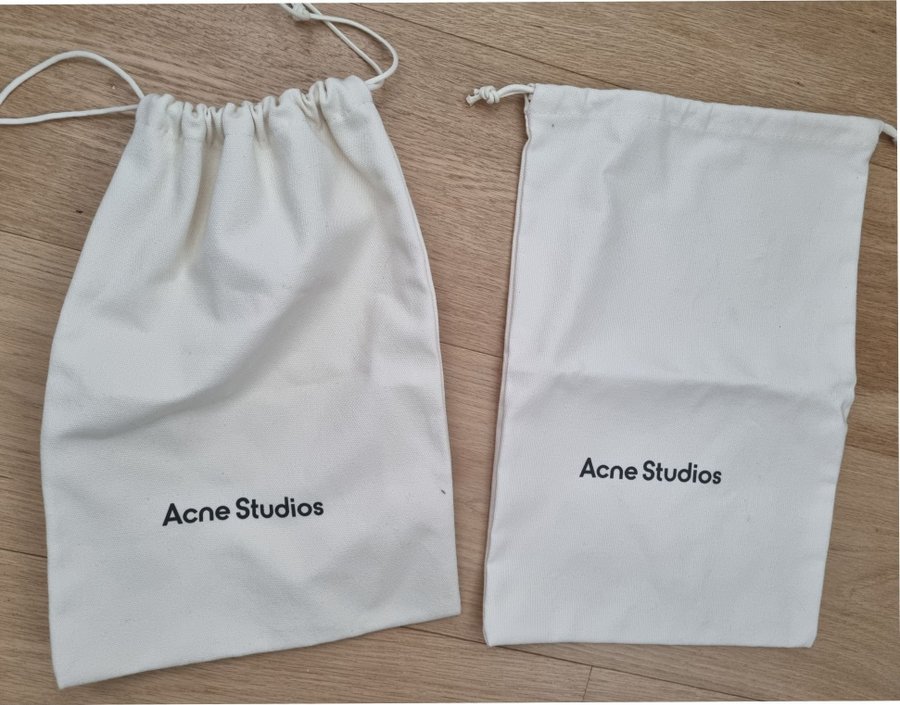 Acne Studios tygpåsar