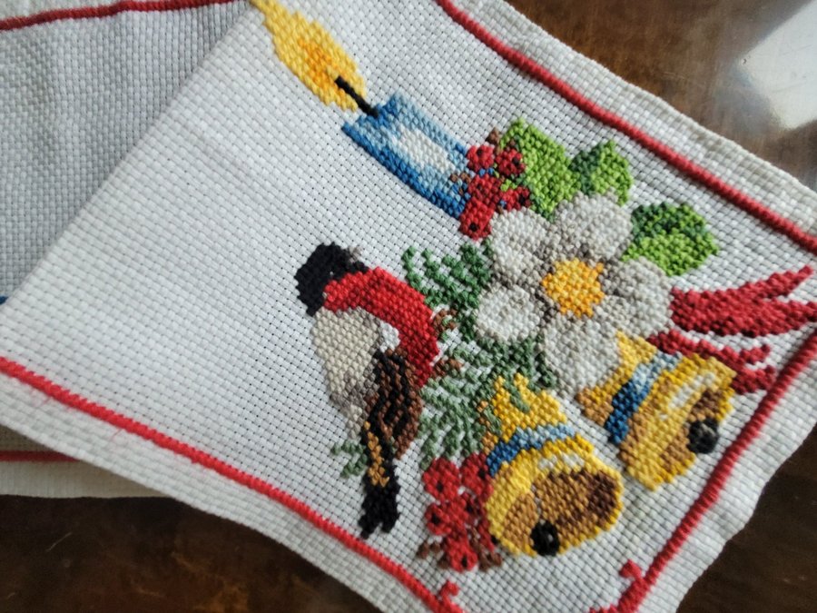 Vacker Julduk handbroderad ljus domherrar klockor vinterblommor23×67