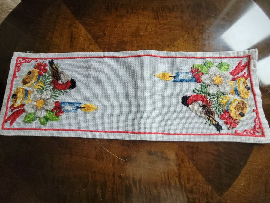 Vacker Julduk handbroderad ljus domherrar klockor vinterblommor23×67