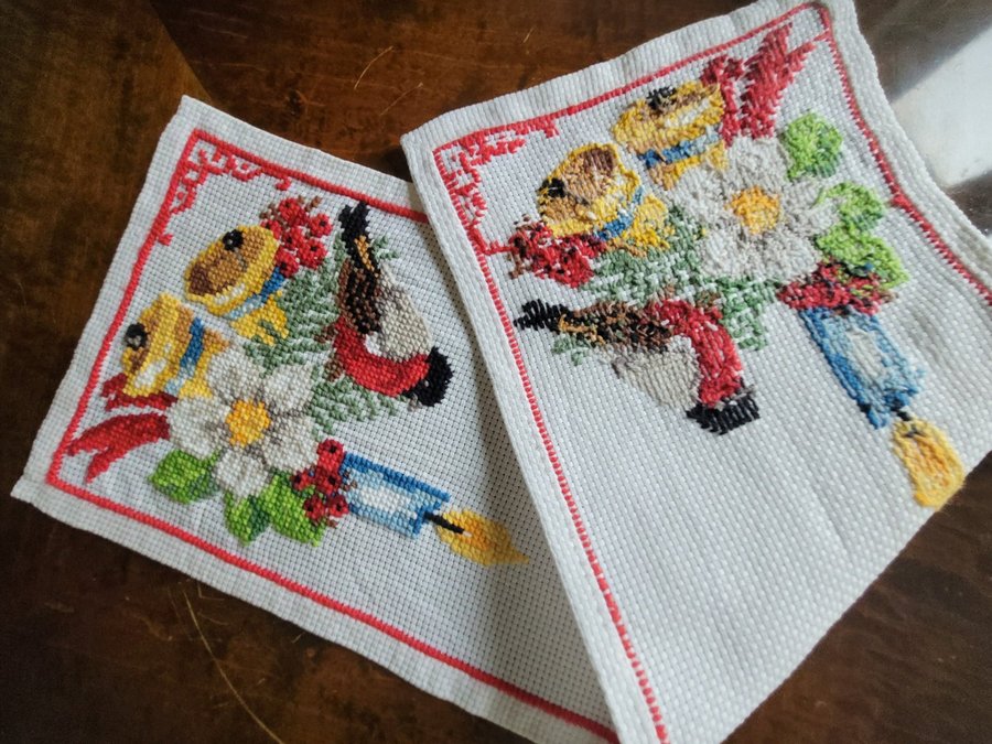 Vacker Julduk handbroderad ljus domherrar klockor vinterblommor23×67