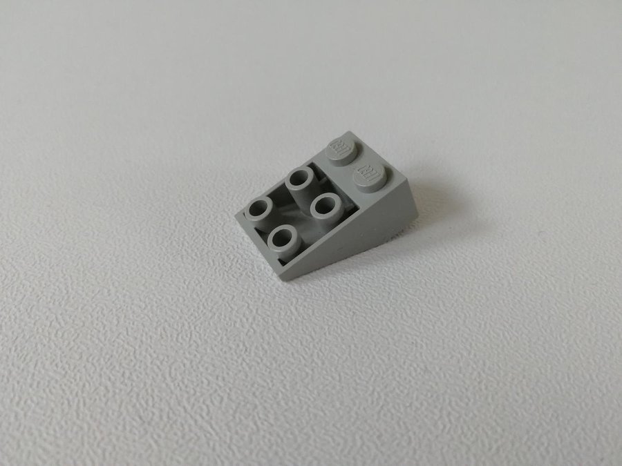 Lego - slope - bas - inverted - 3x2 33 - part 3747 - ljusgrå (old light gray)