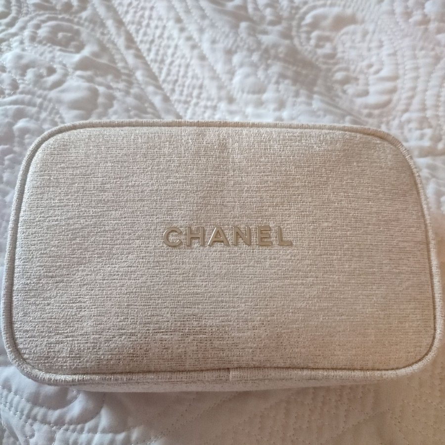 Chanel beauty Toiletry Bag pouch kuvert väska.