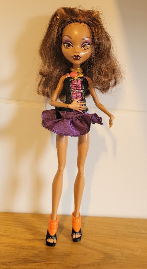 MONSTER HIGH - CLAWDEEN WOLF - BLINKAR - RÖR HUVUD OCH ARMAR