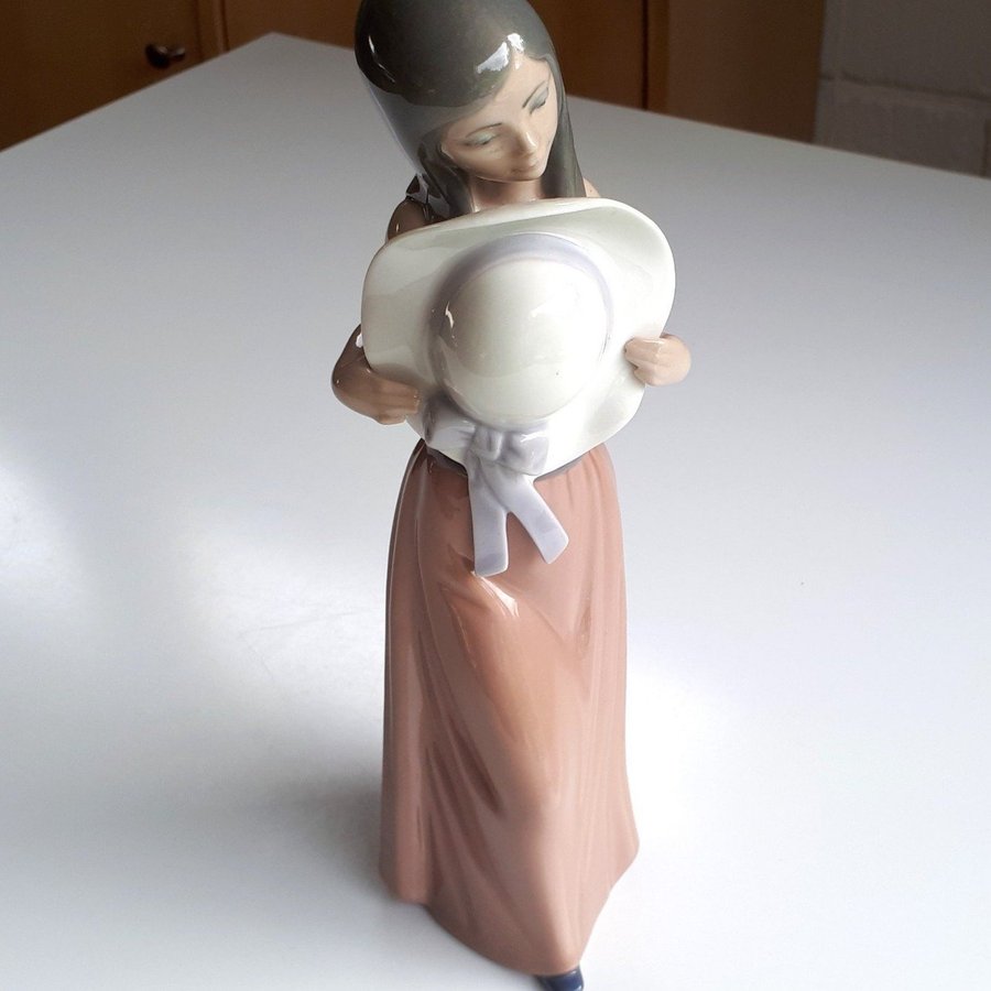 LLADRO Like-New Pamela Ruborosa Porslin Figur 24cm. Porcelæn Figurer. Skulpturer