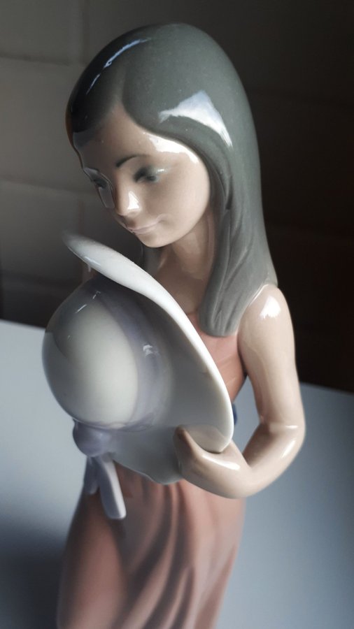 LLADRO Like-New Pamela Ruborosa Porslin Figur 24cm. Porcelæn Figurer. Skulpturer