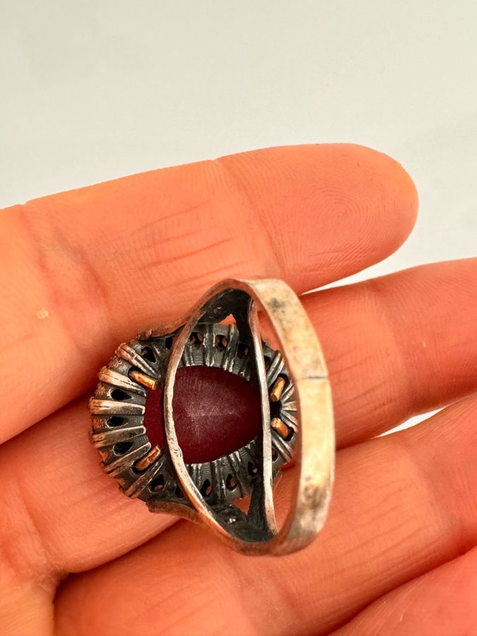 Det är en historisk artefakt vintage rubin silver ring.