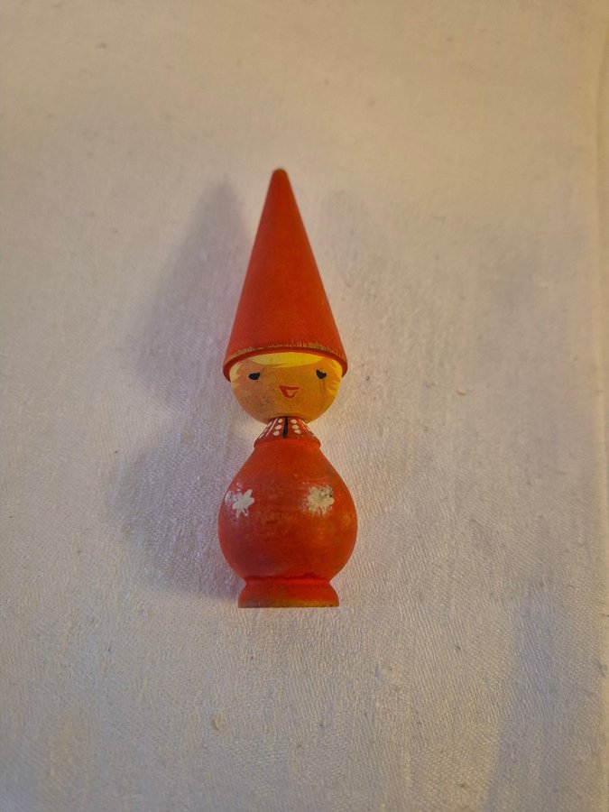 Tomte/nisse i trä Bo svensk hemslöjd retro