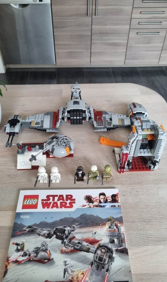 LEGO Star Wars Defense of Crait (75202)