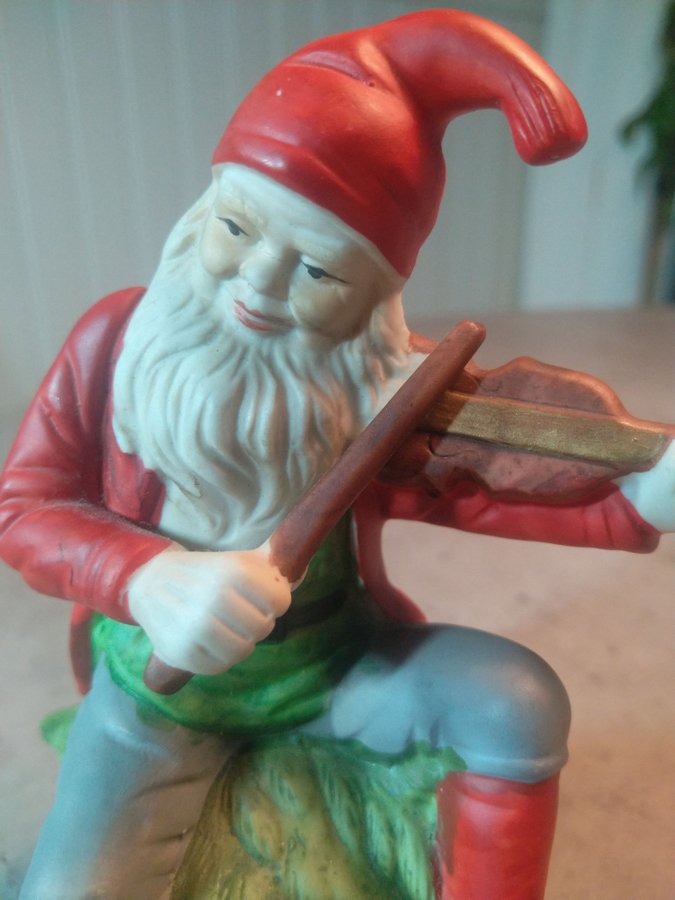 Tomte med fiol spelandes för ekorrar / Jul / Fler saker ute / Passa på fynda :)