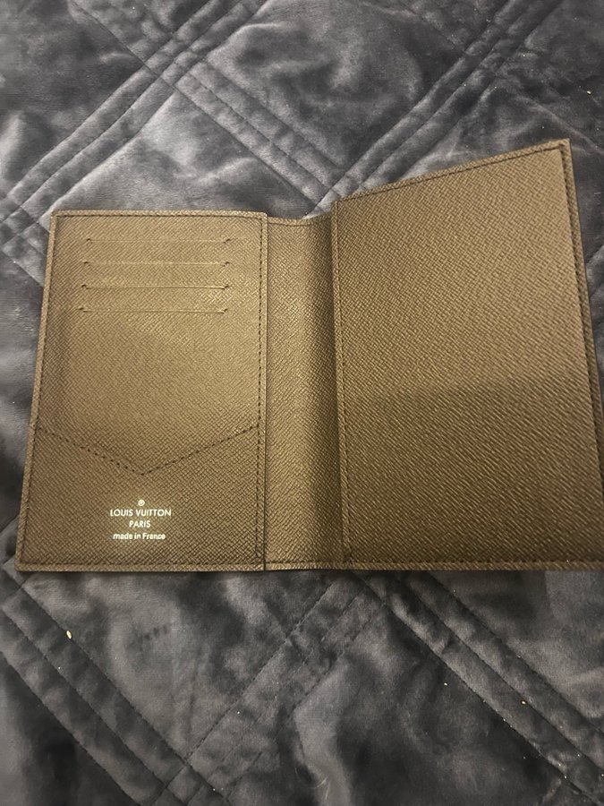 Louis Vuitton passport cover svart (mycket bra skick)