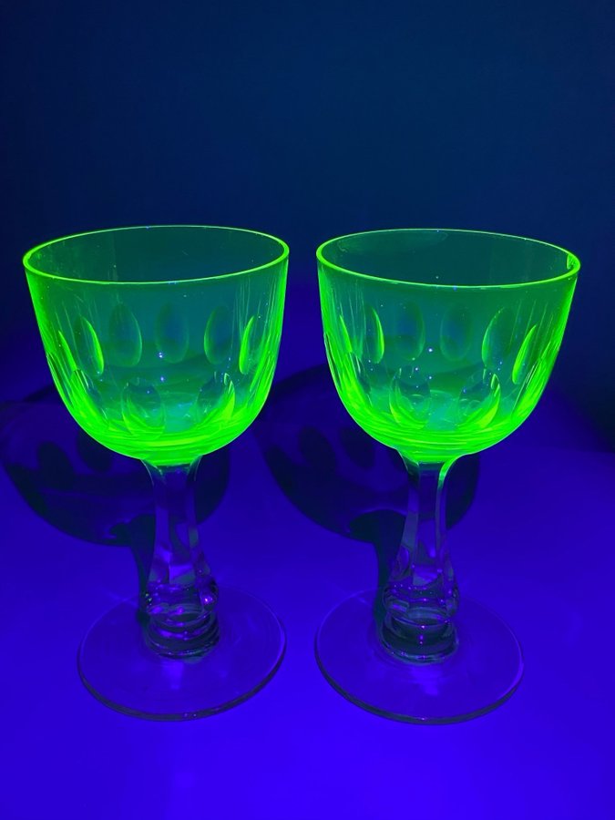 2 vinglas / spritglas - uranglas, uran, glas, uranium glass - vintage, antik