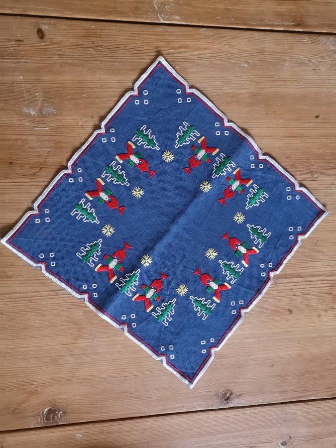 Mysig retroduk till jul. Broderad. Dalablå. 33x33cm. Troligen linne.