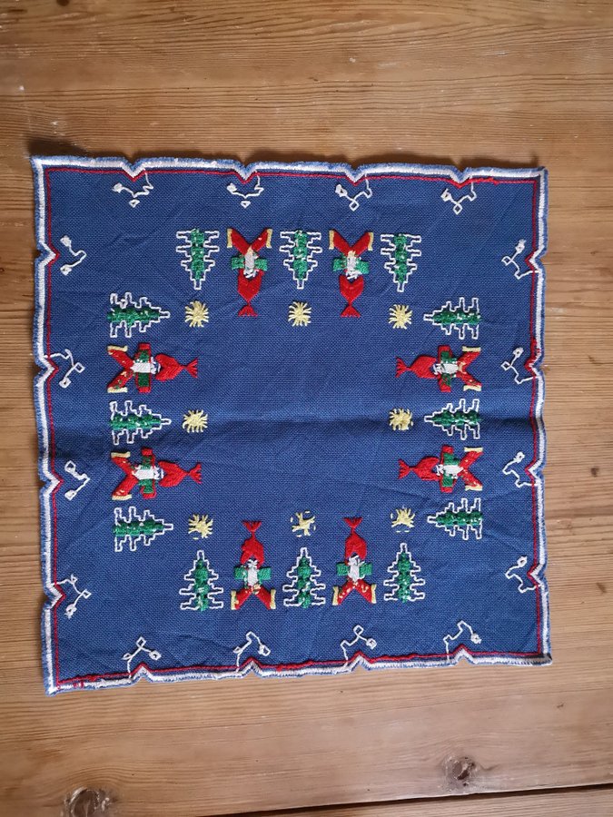 Mysig retroduk till jul. Broderad. Dalablå. 33x33cm. Troligen linne.