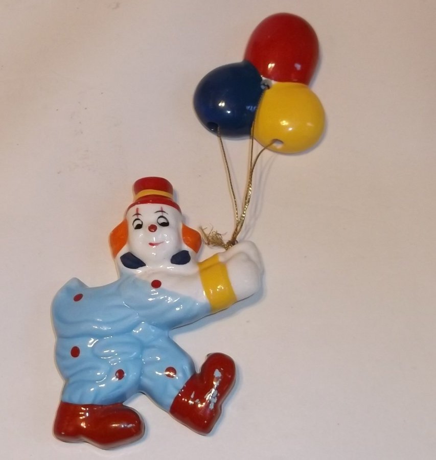 Carmig Prydnadsfigur Clown med ballonger Pajas Blå Röd Gul Väggprydnad