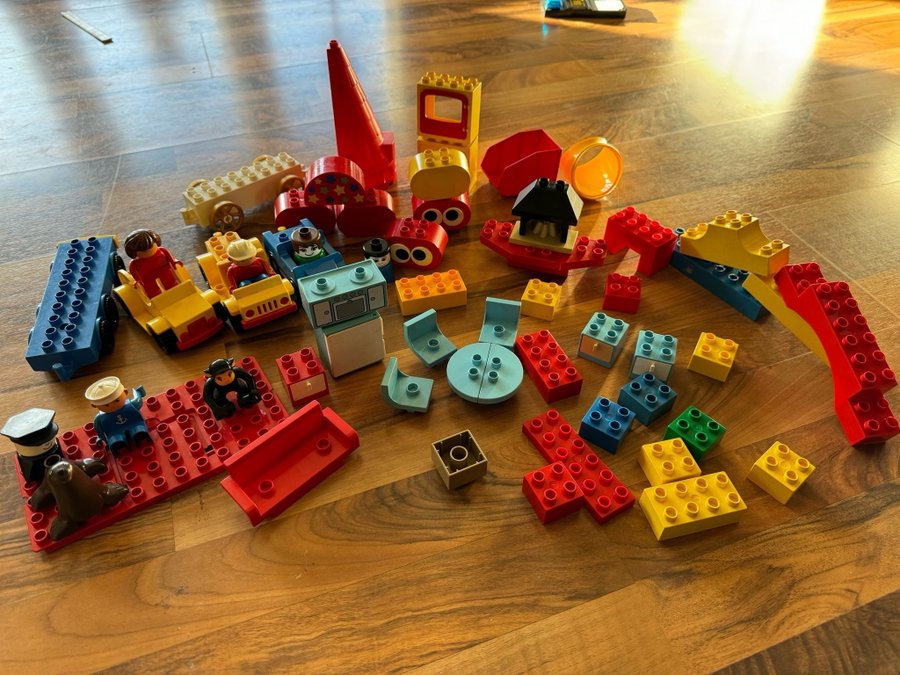 Lego Duplo - Blandade delar fordon släp fönster gubbar 1,2kg