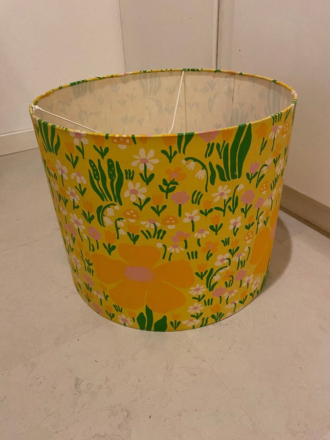 Lampskärm med blommönster. Emden ’Hilma’ Retro tyg.