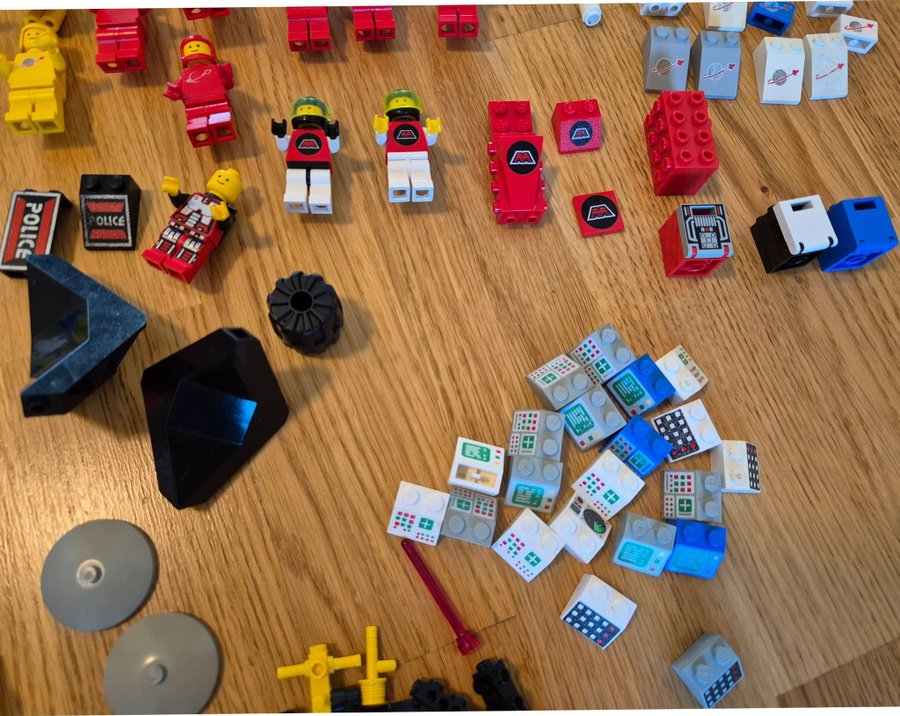 Lego Space - Stor samling minifigurer och delar