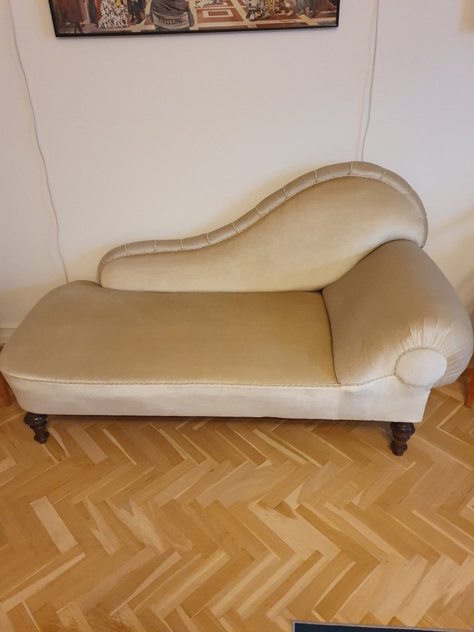 Vacker beige divan/schäslong i sammet