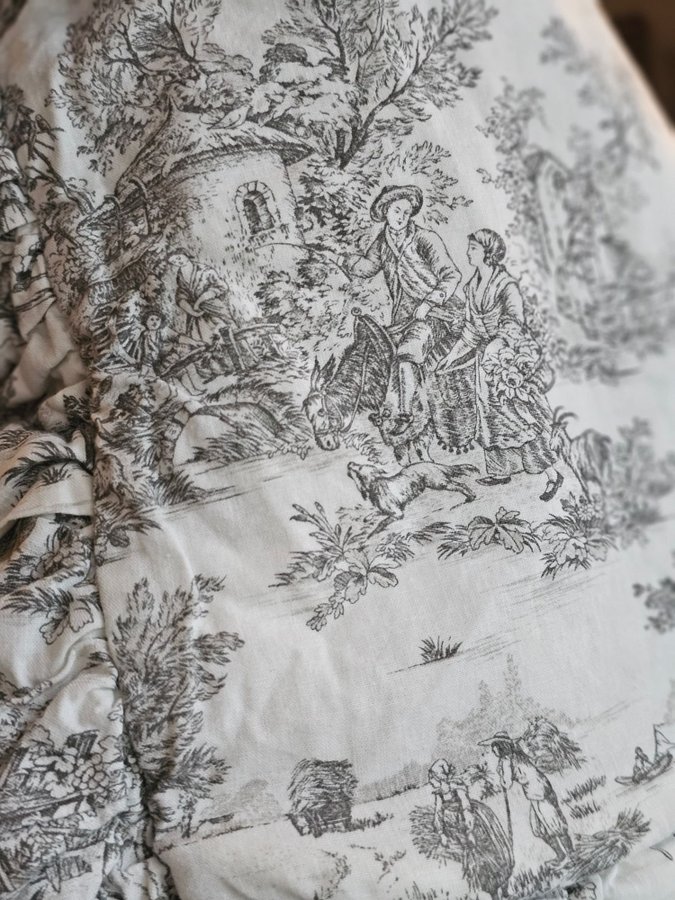 2 st grå och ecru Toile de Jouy ruffle Kuddfodral, Prydnadskudde