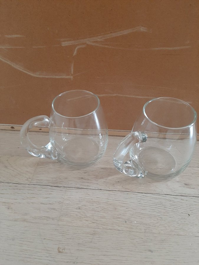 Två stora glas med öra, Öl muggar, glas muggar