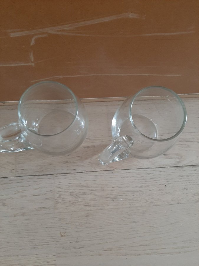 Två stora glas med öra, Öl muggar, glas muggar