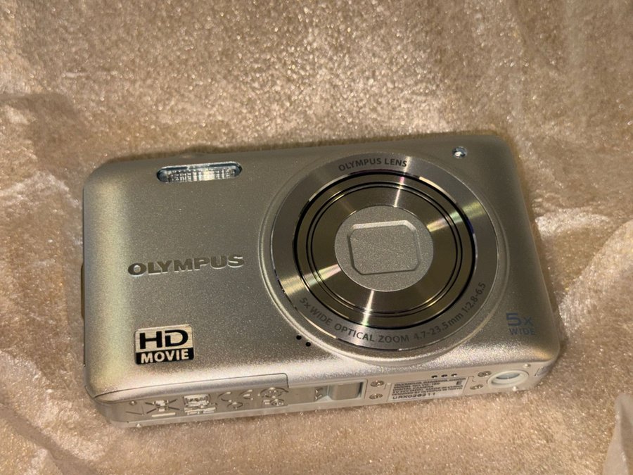 Helt oanvänd Olympus VG-160 digitalkamera i originalkartong och med tillbehör!