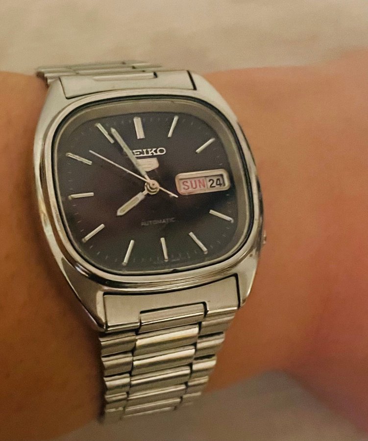 En vintage Seiko 5 Classic TV-Shape herrklocka.