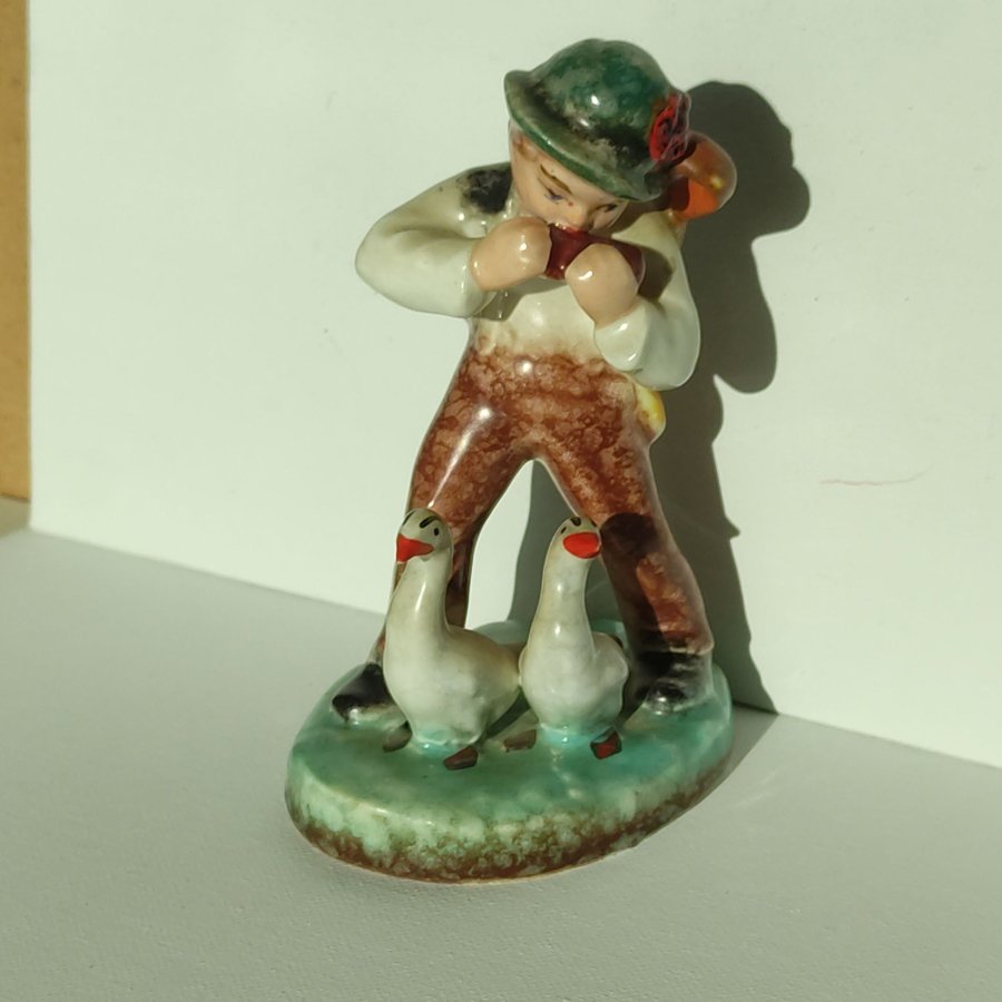 Vintage-Porslin-Figur-Pojke med gäss-Tjeckiska