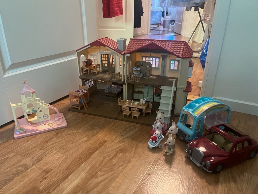 Sylvanian Families - Stort hus, bil, lekplats och skolbuss med tillbehör