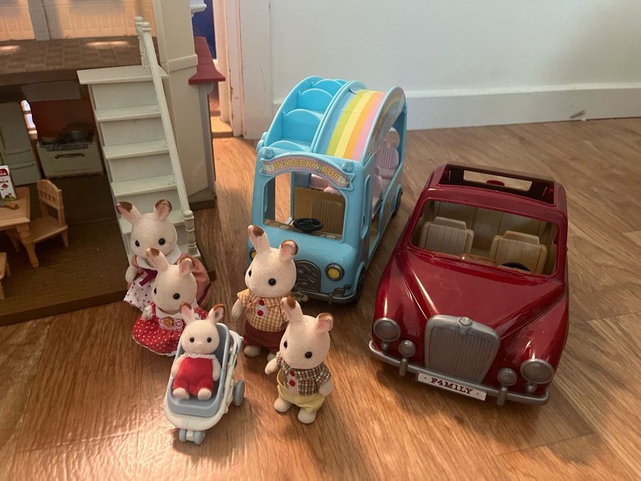 Sylvanian Families - Stort hus, bil, lekplats och skolbuss med tillbehör