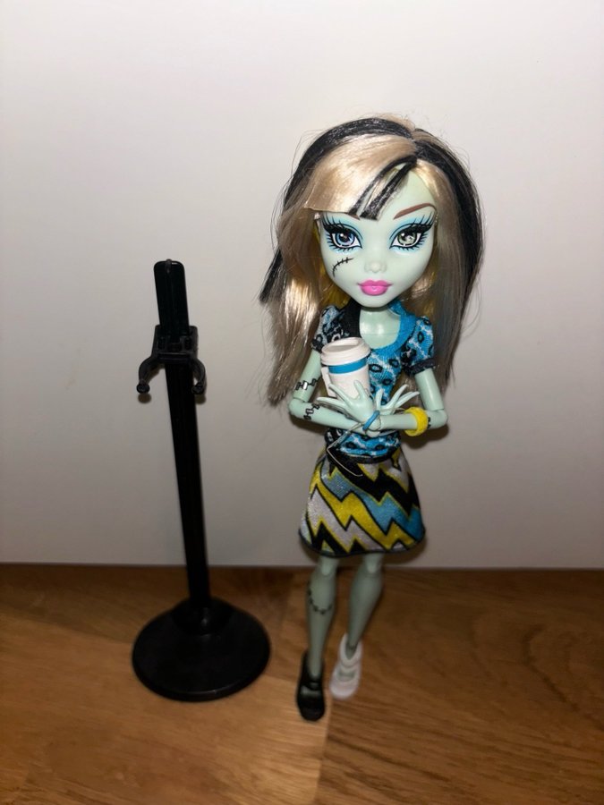 Monster High Frankie Stein Coffin Bean docka I nyskick med ställning