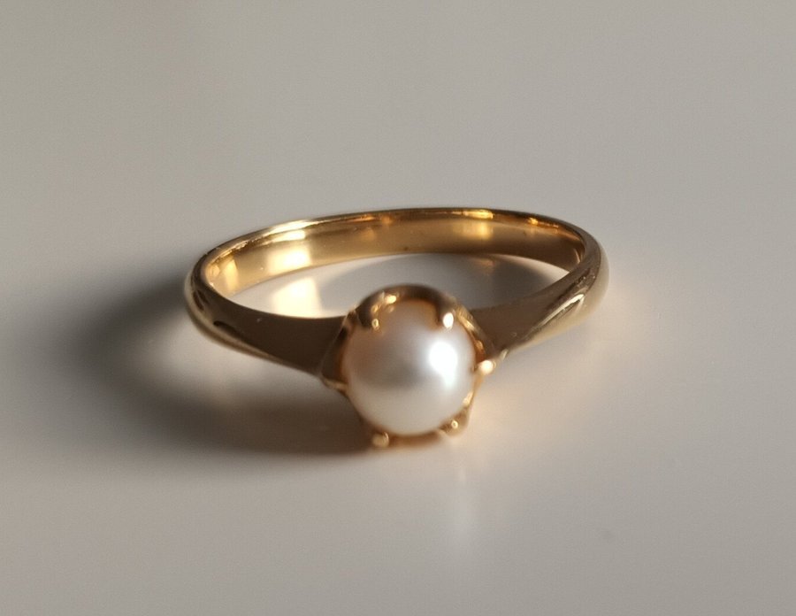 Mycket vacker guldring med pärla 18K. Ringen är i mycket fint skick. Titta