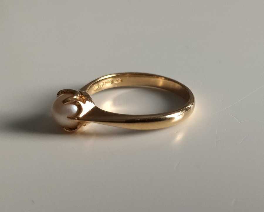 Mycket vacker guldring med pärla 18K. Ringen är i mycket fint skick. Titta