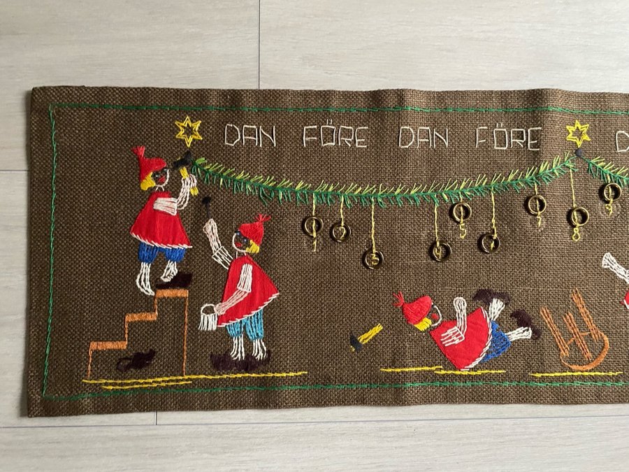 Adventskalender / julbonad - Dan före dan ...... Fritt broderi på brun linneväv