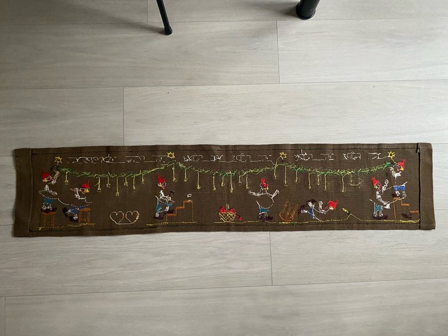 Adventskalender / julbonad - Dan före dan ...... Fritt broderi på brun linneväv