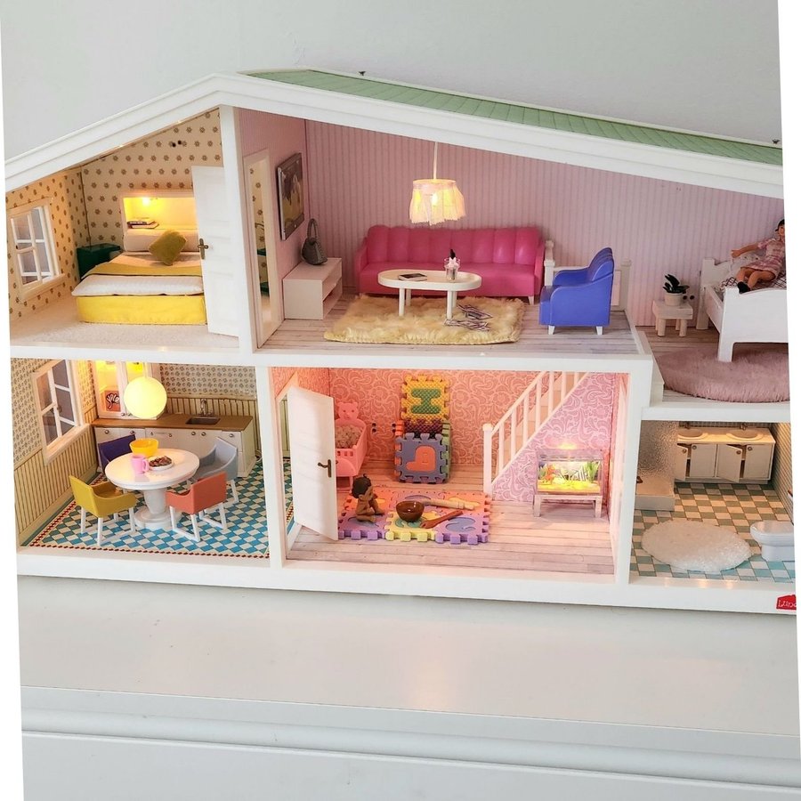 Lundby dockhus med belysning ,adapter och möbler