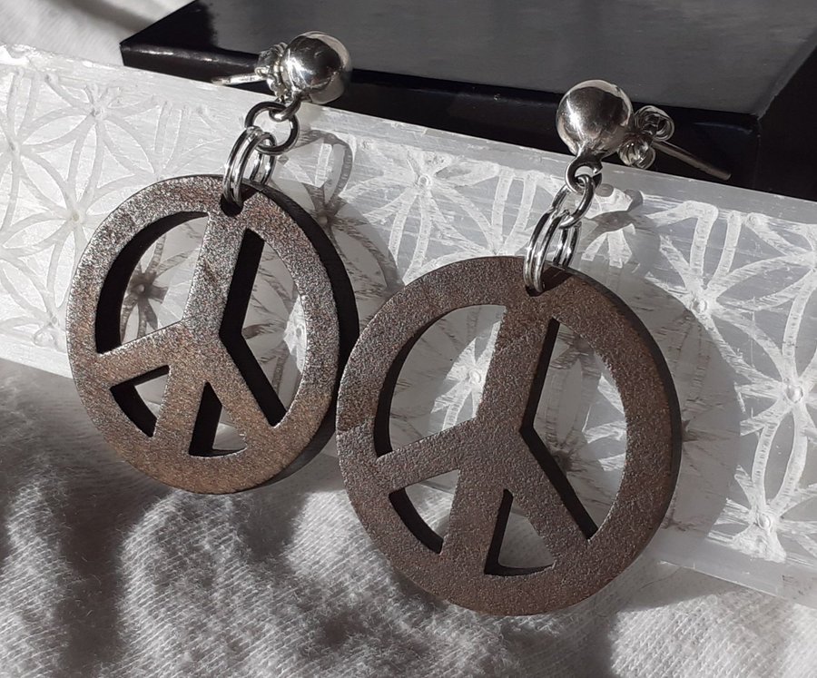 Silverörhängen med nya PEACE hängen i trä / delvis vintage