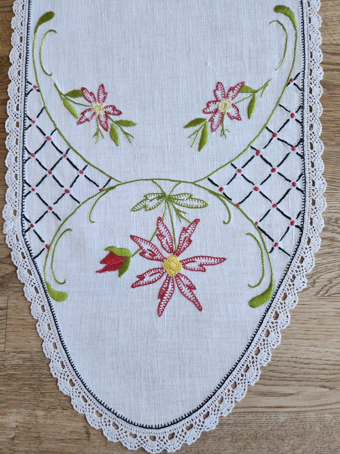 Äldre handbroderad löpare/duk på linne Stl 72×26cm