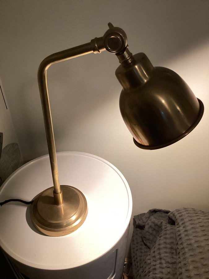 Snygg bordslampa i mässing industrilampa