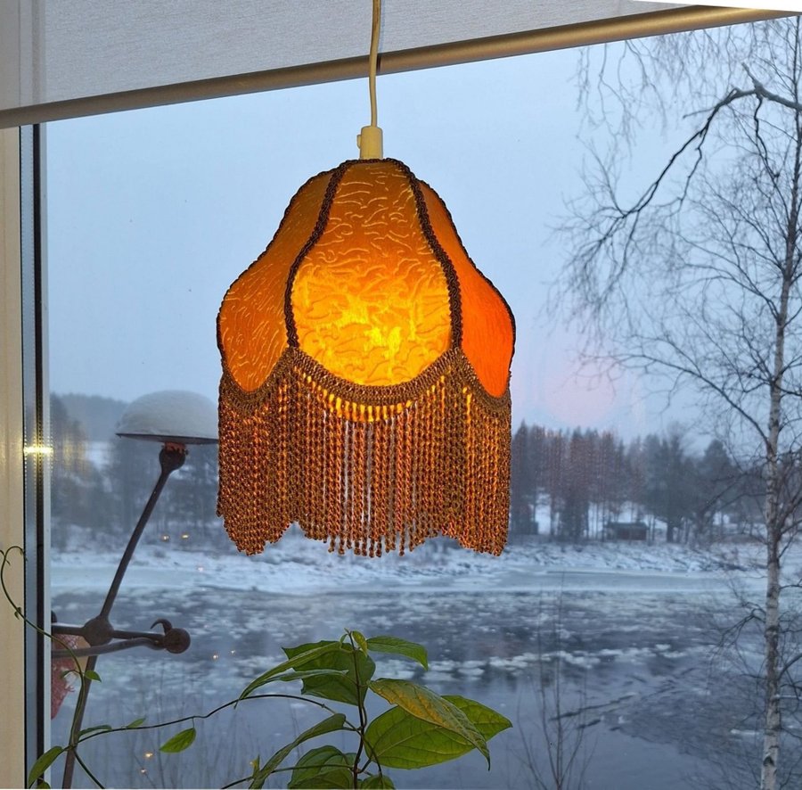 Orange lampskärm sammetstyg med långt brunt frans