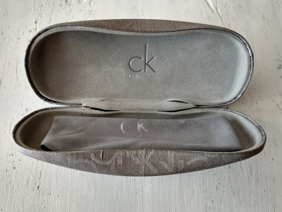 CALVIN KLEIN GLASÖGONBÅGAR + FODRAL I BRA SKICK