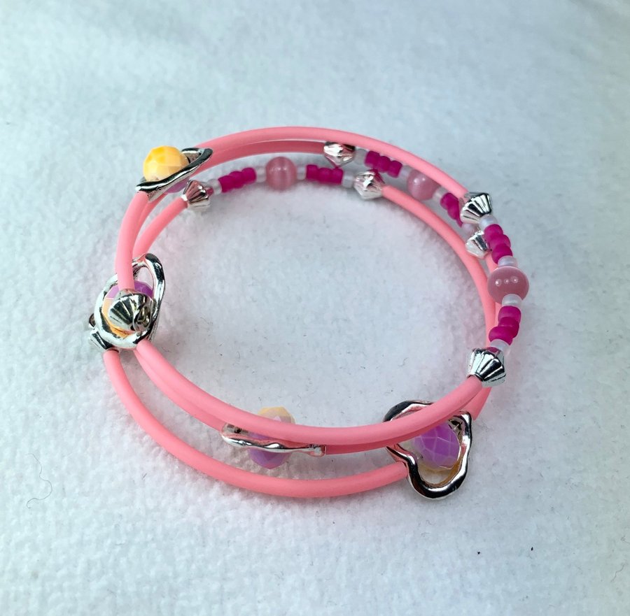 Armband på memorywire med rosa och silverfärgade detaljer